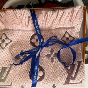 Beautiful scarf brand new in box